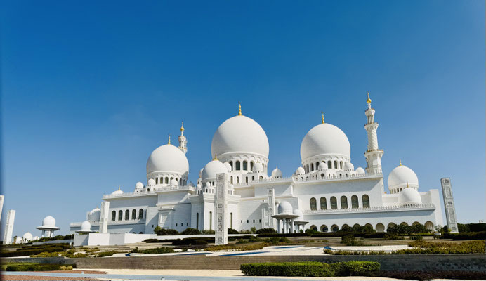 Das Bemerkenswerteste an der Großen Scheikh-Zayd-Moschee ist ihre überragende Schönheit, ihr monumentales Ausmaß und die Symbolik der verschiedenen Baustile, die für Vielfalt, Frieden und Toleranz stehen.