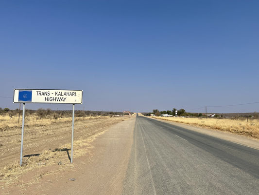 Zurück aus Botswana geht es über den Trans Kalahari Highway wieder nach Windhoek, von wo aus wir unsere Rückreise antreten.