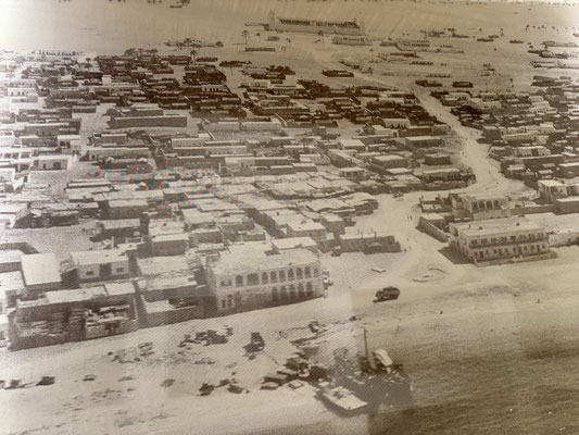 Noch in den späten 1950-er Jahren wurden im Souk an einfachen Ständen Säcke mit Zwiebeln, Holzkisten und Kaugummis verkauft. Von moderner Infrastruktur konnte noch keine Rede sein.