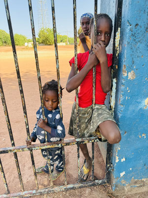 Gambia gehört zu den ärmsten Ländern der Welt. Drei Viertel der ländlichen Bevölkerung leiden unter Armut und Hunger. Fast ein Fünftel der Kinder unter fünf Jahren ist untergewichtig. Und die Arbeitslosigkeit ist besonders unter Jugendlichen hoch.