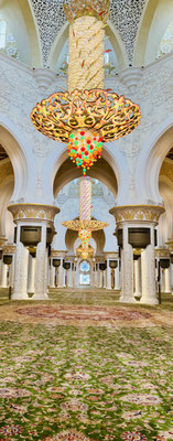 In der Hauptgebetshalle der Moschee beeindrucken drei Kronleuchter aus vergoldetem Edelstahl und Messing, die mit Swarovski-Kristallen verziert sind.
