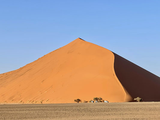 Mit bis zu 300 Metern Höhe gehören die rotglühenden Sanddünen nicht nur zu den höchsten der Welt, sondern durch ihre sternförmige Ausdehnung auch zu den attraktivsten.