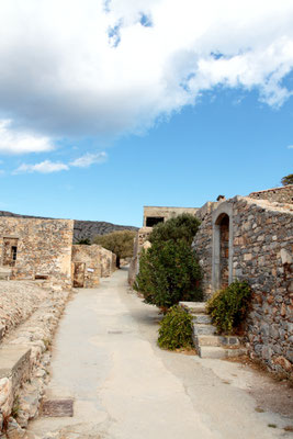 Ungefähr acht Jahre später wurde die Leprastation Spinalonga überflüssig und aufgelöst. Viele Bewohner konnten die Leprainsel geheilt verlassen.