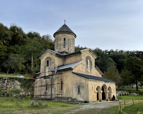 Das herausragendste Bauwerk auf unserer fahrt Richtung Westen ist die Akademie von Gelati in Kutaisi. Es gehört zu den größten Bauten von König Davit dem Erbauer und wurde im Jahr 1106 begonnen.