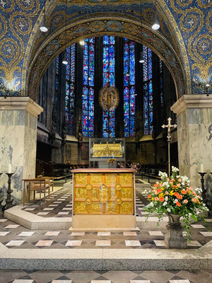 Der heutige Dom wurde als Palastkapelle Karls des Großen zwischen 793 und 813 erbaut und nur ein Jahr nach Fertigstellung zum letzten Ruheort des Kaisers.