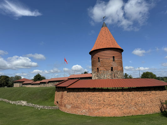 Die frühere hauptstadt Kaunas besticht durch seine Burg am Anfang der Stadt sowie durch seine zahlreichen historischen Backsteingebäude.