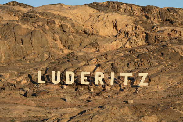 Die Hafenstadt Lüderitz an der gleichnamigen Bucht gelegen ist eine Hafenstadt mit etwa 12.000 Einwohnern.