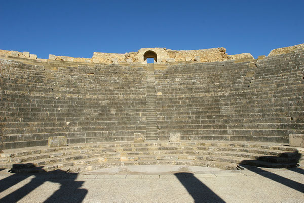 Das erste Monument, auf das man trifft, ist das Theater mit seinen 3500 Sitzen. Ein reicher Bürger der Stadt ließ es 188 n. Chr. in den Fels bauen.