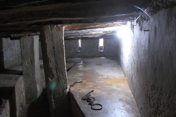 In den wenige Quadratmeter großen Zellen wurden bis zu 50 Männer, Frauen und Kinder eingekerkert.