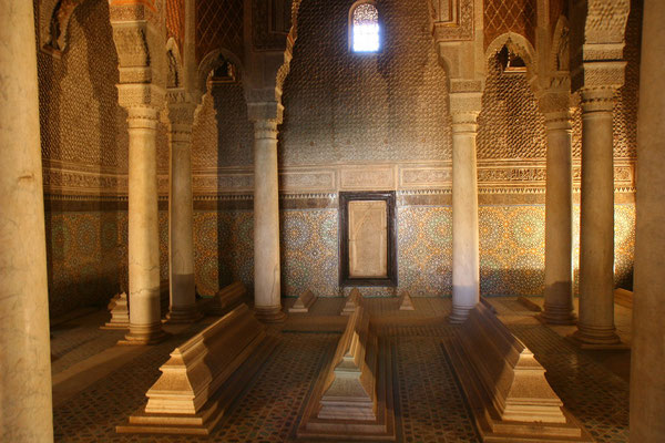 Königsgräber im Saal der 12 Säulen im Hauptgrabmal: die vollkommenste Architekturschöpfung d. Epoche