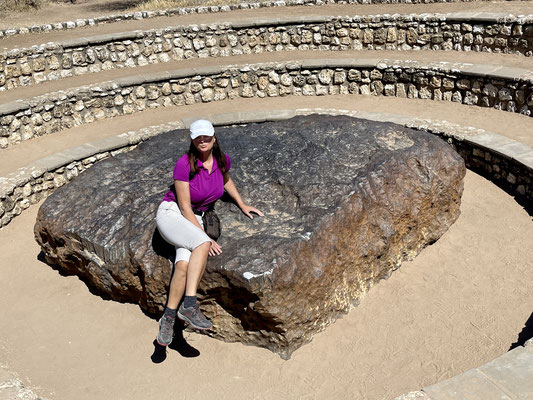 Der 1920 entdeckte und 200-400 Mio. Jahre alte Meteorit ist der größte der Welt. Bei Maßen von ca. 3 x3x1 Metern hat er ein Gewicht von 50 Tonnen. Wie der Eisenklotz hierher gekommen ist, bleibt ein Rätsel.