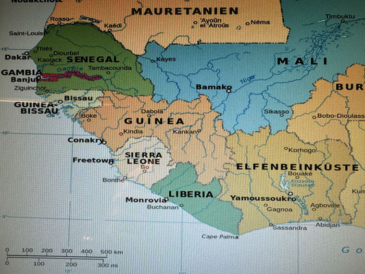 Wie zu erkennen ist. ist der Senegal eingerahmt von Mauretanien, Mali, Guinea und Guinea-Bissau sowie dem Atlantischen Ozean.