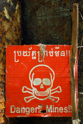Diese Warnungen sollte man beachten, denn aktuell wird alle 3 Stunden (!) in Kambodscha ein Mensch durch eine Landmine verletzt oder gar getötet
