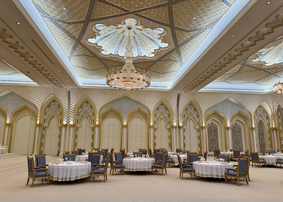 Ein weiterer Saal des Qasr Al Watan ist unter anderem der Official Meeting Room, in dem die offiziellen Staatsgäste auch bewirtet werden.