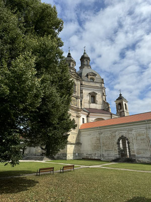 Untergebracht waren im Kloster die als streng geltenden Kamaldulenser Mönche, die ursprünglich aus Italien stammen. Sie sind die einzigen Mönche, die sich auch heute noch einmauern lassen, um besonders eifrig zu beten und zu büßen.