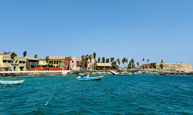 Hauptattraktion in Dakar ist die benachbarte Íle de Gorée. Bei der kleinen Insel handelt es sich um einen ehemaligen Umschlagplatz für Sklaven nach Südamerika und in die Karibik.