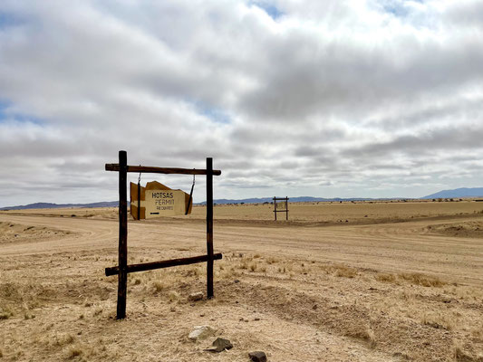 Auf einer hunderte Kilometer langen Privatstraße (vorher Erlaubnisschein vom einem Büro des Tourismusministeriums holen) lernt man die Einsamkeit der Wüste kennen, man ist absolut allein und auf sich gestellt.