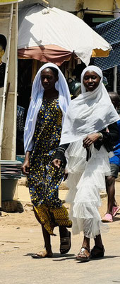 In Gambia werden auch rund 75 % der Frauen zwischen 15 und 49 Jahren beschnitten. Die weibliche Genitalverstümmelung ist für die Mädchen und Frauen extrem gefährlich. Die Folgen quälen die Betroffenen ein Leben lang. (Quelle: UNICEF)
