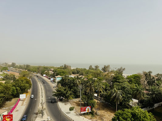 Auf den ersten Blick erscheint diese Stadt nicht so staubig und chaotisch wie Dakar, man sieht auch bedeutend mehr neue Autos.
