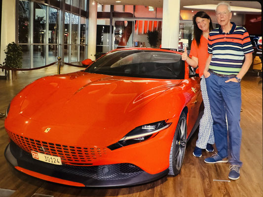 Für einen Aufpreis kann man mit der Ferrari Driving Experience in Begleitung eines Fahrlehres einen Ferrari auf öffentlicher Straße fahren.