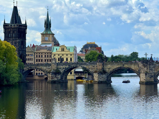 Seit Fertigstellung war sie Schauplatz von Kämpfen, Hinrichtungen und Prozessionen. Heute herrscht tagsüber auf der Brücke ein munteres Treiben: Musiker spielen Songs, Künstler fertigen Portraits und zahlreiche Händler verkaufen Souvenirs.