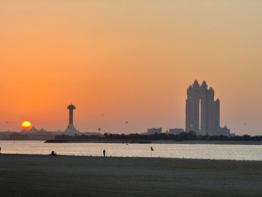 Abendspaziergang mit Sonnenuntergang am Corniche Beach bei angenehmen Temperaturen zwischen Oktober und März.