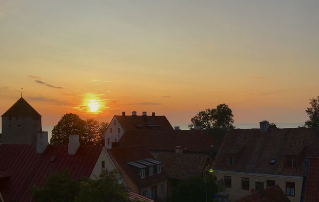 Herrlicher Sonnenuntergang über den Dächern von Visby.