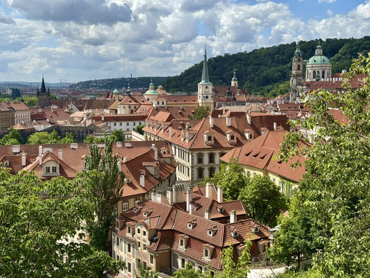 König Ferdinand und sein Sohn Maximillian II. ließen die düstere Burg begrünen und gärtnerische Wege anlegen. 