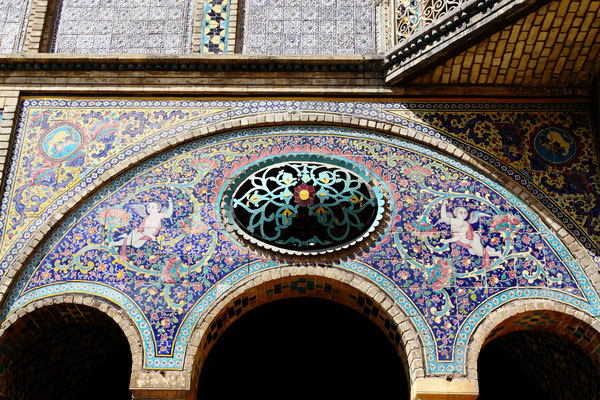 Wie überall an den historischen Bauten aus der Safawidenzeit auch hier filigrane Mosaiken.