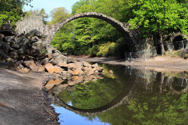 Ein Kuriosum stellt die Rakotzbrücke im Rhododenronpark Kromlau dar. Wie aus einem Märchenpark entsprungen, sieht sie  mystisch, verwunschen und düster aus