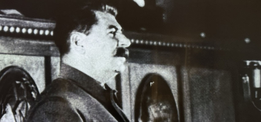 Zusammen mit Josef Stalin, den er hier erstmals persönlich traf, versammelten sie sich in der Halle der Arbeiter. Kaum zu glauben, aber hier wurde die Sowjetunion gegründet.