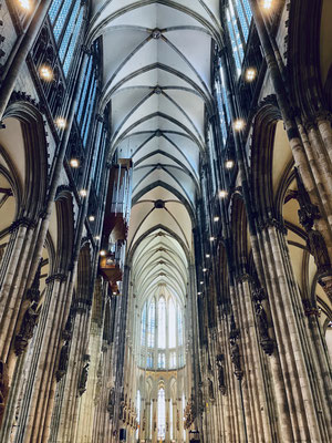 Der erste Raumeindruck wird geprägt durch die gewaltigen Maße, bestimmt durch die Kreuzrippengewölbe der gotischen Architektur.