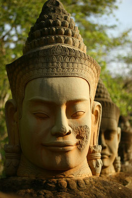 Um die Tempelanlagen von Angkor Thom zu betreten, ist zunächst einmal ein 50m breiter Wassergraben zu überqueren. Die Brücke zeigt jeweils mit 54 Göttern auf der linken Seite und mit 54 Dämonen auf der rechten Seite 