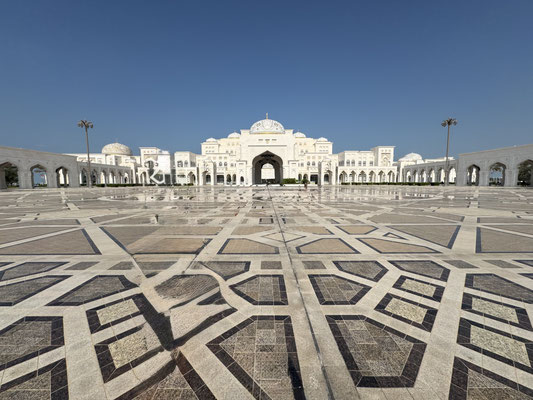 Der Qasr Al Watan als neuer Staatspalast ist mit zunehmendem Reichtum des Landes im Jahr 2010 errichtet worden. Der neue Präsidentenpalast "Palast der Nation" wurde in 7-jähriger Bauzeit errichtet , um Würdenträger und Staatsoberhäupter zu empfangen.