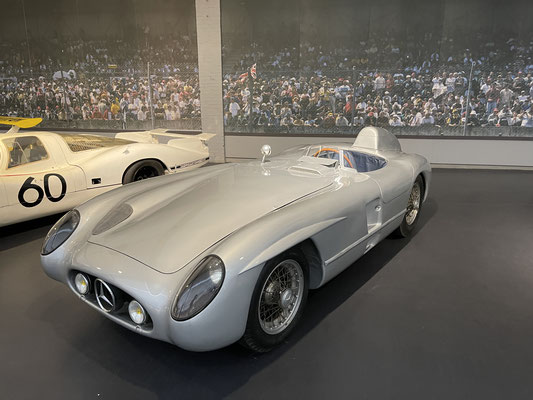 Ein Glanzstück ist der 300 SLR von Fahrer Stirling Moss, mit der er die berühmte Mille Migla gewann. Nach seinem Tod in Le Mans 1955 zog sich Mercedes aus dem Rennsport zurück.