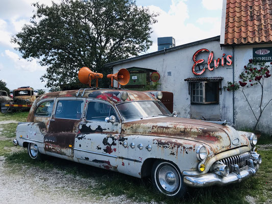 Das perfekte Ausflugsziel für alle Fans amerikanischer Oldtimer mit Herz, echtem Rock 'n' Roll und der 1950er Jahre.