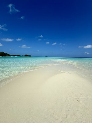 Eine Sandbank entsteht durch Ablagerungen von Sand oder feinkörnigen Kies am Boden von Meeresküsten, meist durch Gezeiten oder Strömungen