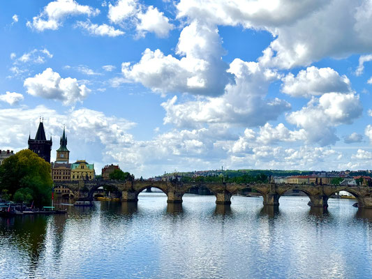Sie zählt zu den ältesten Steinbrücken Europas und verbindet über 16 Bögen die Altstadt und die Kleinseite
