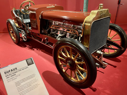 Der Dufaux besticht durch den größten und leistungsstärksten Motor der Sammlung. Bei einem Hubraum von fast 13 Litern erreichte er 1904 eine Geschwindigkeit von 140 km/h.