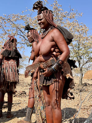 Eine der Himba Frauen zeigte uns, wie sich die Frauen "waschen". Sie vermischen abgeriebene Ochre-Steine mit Ziegenfett und reiben sich damit ein. Als Sonnenschutz, als Mückenschutz und aus ästhetischen Gründen.