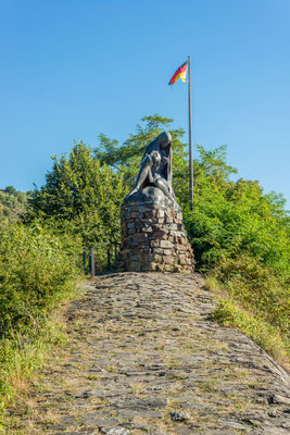 Ihr Aussehen und der Gesang waren so bezaubernd, dass die Schiffer auf dem Rhein zu ihr hinaufsahen und auf die gefährlichen Riffe, Felsen und Untiefen des Rhein fuhren. Dabei kamen viele Schiffer ums Leben.