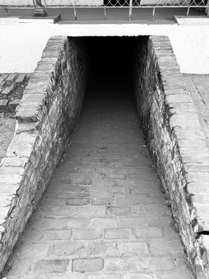 Nach Besichtigung des Sklavenhauses war es augenscheinlich mit der Befreiung wohl nicht so weit her. Durch den Kellereingang wurden sie in den dort befindlichen Kerker verbracht.