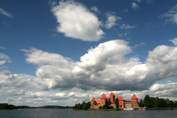 Die Wasserburg von Trakai am gleichnamigen Dorf liegt malerisch eingebettet zwischen drei Seen.