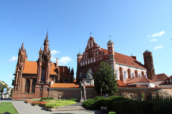 Der Gotische Winkel in Vilnius mit den drei Kirchen St. Anna, St. Bernhard u. St. Michael.