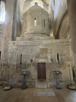 Die mit einem Kreuz markierte Stelle wurde im Jahre 545  zum Bau einer kleinen Kapelle verwendet, zwischen den Jahren 586 und 605 n. Chr. wurde dann die Jvari-Kirche herumgebaut und die Kapelle integriert.