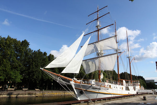 Klaipeda-1252 von Lübecker Kaufleuten gegründet. Im Bild die historische Yacht einer Brauerei am Flüßchen Dane`.