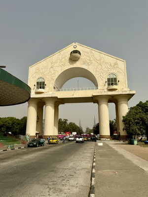 Hauptstadt von Gambia ist Banjul. Ein Muss ist der Besuch des gewaltigen Triumphbogens Arch 22, den der Dauer-Staatspräsident Gambias, Dr. Yahya Jammeh, zum Gedenken an den Militärputsch vom 22. Juli 1994, dem Tag seiner Machtergreifung, errichten ließ.