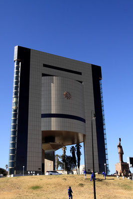 In der Hauptstadt Windhoek mit ca. 325.000 Einwohnern befindet sich das politische und wirtschaftliche Zentrum. Die bedeutenste Sehenswürdigkeit ist das Unabhängigkeits-Gedenk-Museum, errichtet und 2011 fertiggestellt durch eine nordkoreanische Baufirma.
