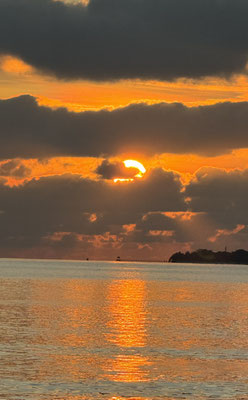 Sonnenuntergang an der Westseite der Insel am Bikini beach.