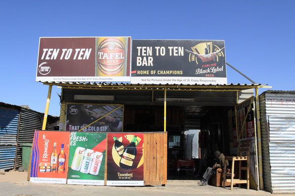 Die Gaststätten hier sehen etwas anders aus als in den weißen Wohnvierteln, wobei Namibia ohnehin ein großes Alkoholproblem hat und daher der Verkauf von Bier und Spirituosen auch zeitlich begrenzt ist.